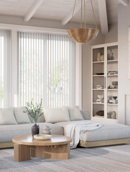 直線的ですっきりした印象のバーチカルブラインドを取り入れたモダンな部屋