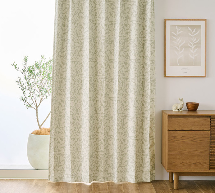 落ち着いた色味のカーテンで大人っぽくまとめた、INN’Sらしいリビング空間