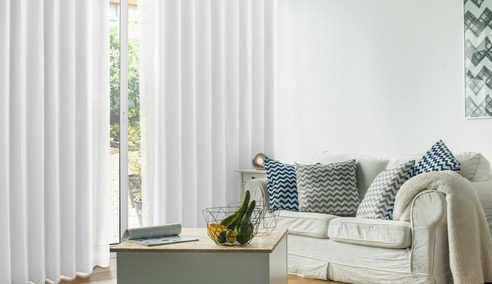 パーフェクトスペースの無地カーテンを使った失敗しにくいリビングの例