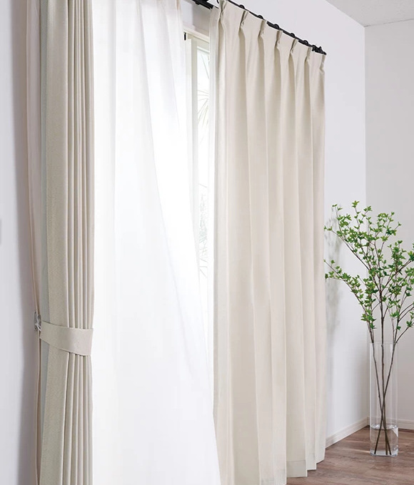 アイボリー系の無地カーテンを使った、コスパ重視で整えたシンプルな部屋