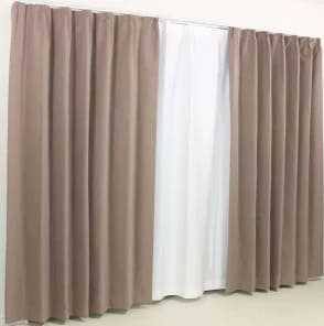 コーナンの遮光1級カーテン売り場の様子