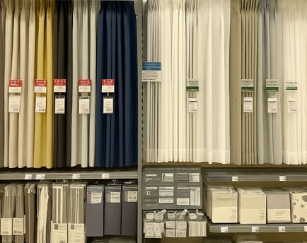 カインズカーテン売り場。遮光カーテンやレースカーテンがカテゴリごとに並んでいる