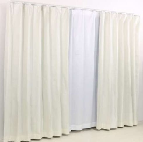 コーナンの無地カーテン売り場の様子