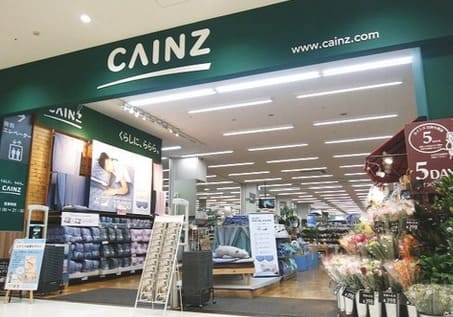 カインズ入口。店内奥にインテリア・カーテン売り場が広がる