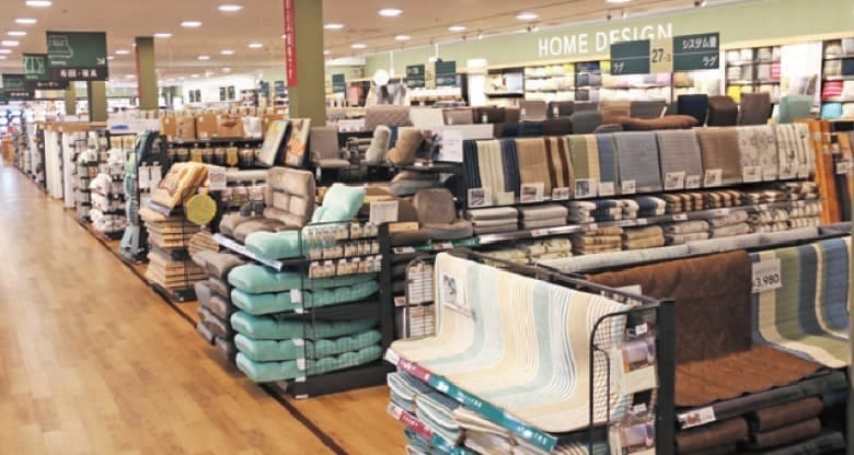 カインズインテリア売り場。ラグやクッションと合わせてカーテンを選べる