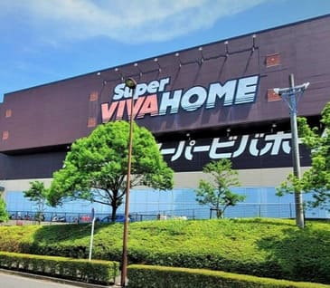 ビバホーム店舗外観の様子（駐車場が広く、ファミリー層が多い印象）