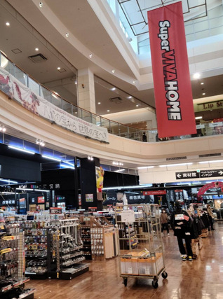 ビバホームのインテリア売り場。ラグやクッションと並んでカーテンコーナーが見える