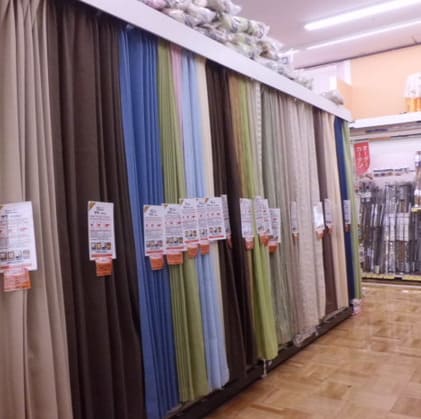 ビバホームのカーテン売り場。遮光カーテンやレースカーテンがカテゴリ別に並んでいる