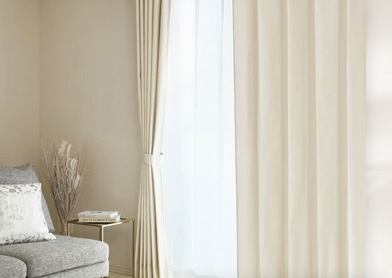 ラソワ｜完全遮光カーテン（アイボリー・リビング例）