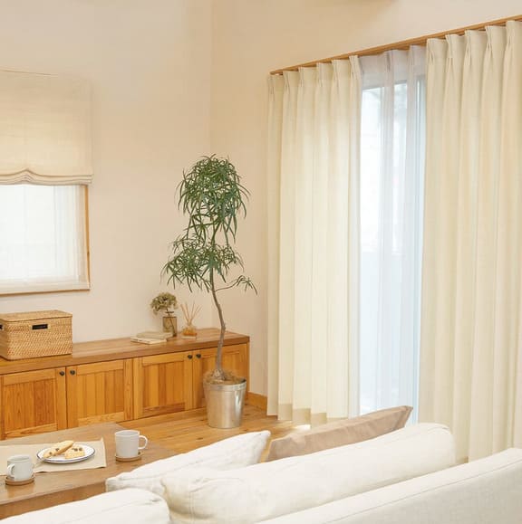 パーフェクトスペースカーテン館のカーテンを使った明るいリビングのイメージ