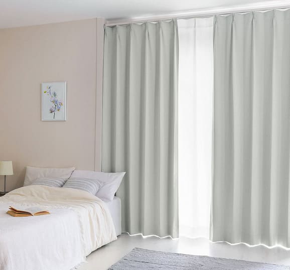 グレートメローカーテンが設置された落ち着いた寝室の公式イメージ写真